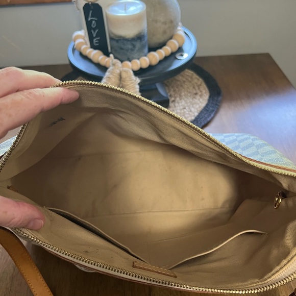 Authentic Louis Vuitton Siracusa MM - Picture 11 of 16